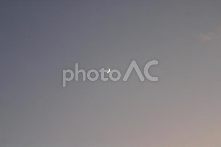 夕焼け空と三日月 三日月,夕方,空の写真素材