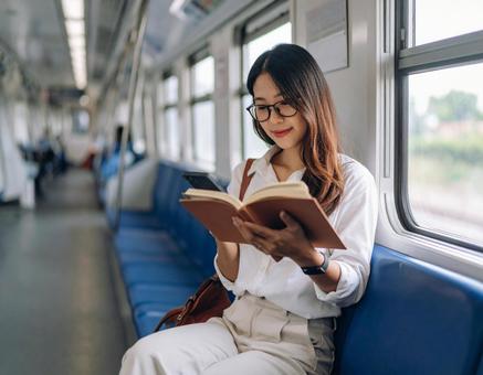 読書する女性 読書する女性の写真