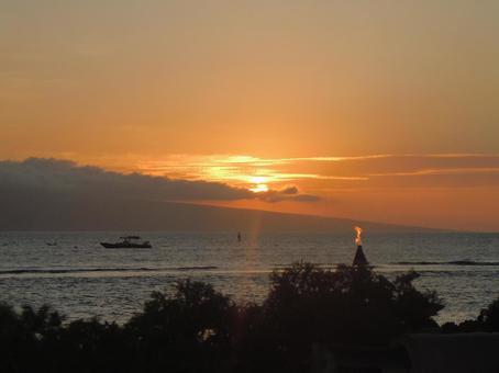 海に沈むオレンジ色の夕日(ハワイ) 海に沈むオレンジ色の夕日(ハワイ) 夕日,海,オレンジの写真素材