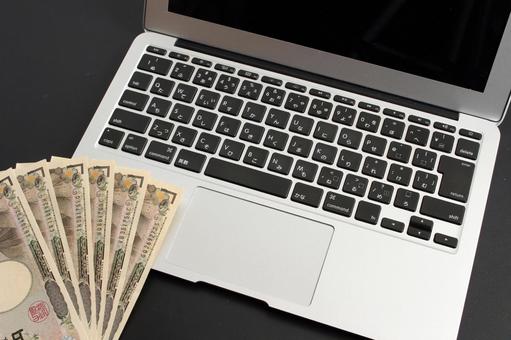 パソコンと千円札 パソコンと千円札 パソコン,ノートパソコン,キーボードの写真素材