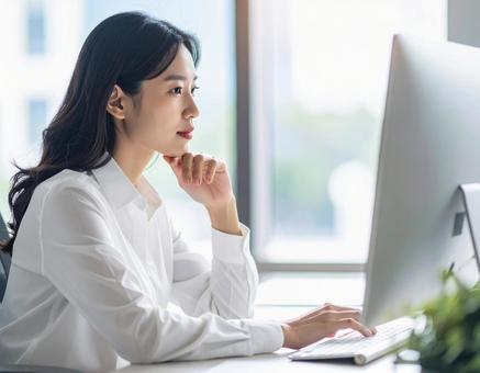 考えるビジネス女性の写真