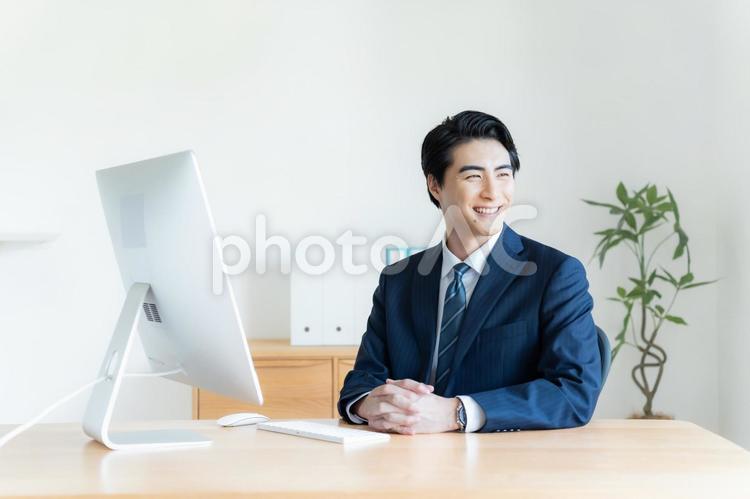 パソコン作業をする爽やかな男性 男性,社会人,パソコンの写真素材