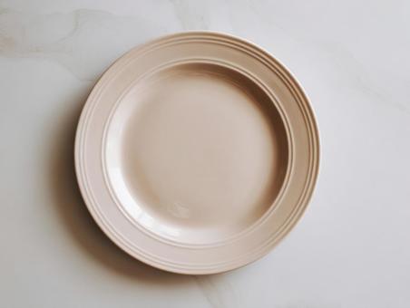 ミニマルデザインの白い食器:空っぽの食卓 ミニマルデザインの白い食器:空っぽの食卓の写真