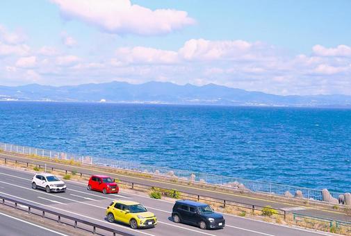 カラフルな海岸ロード カラフルな海岸ロード 海,道路,車の写真素材