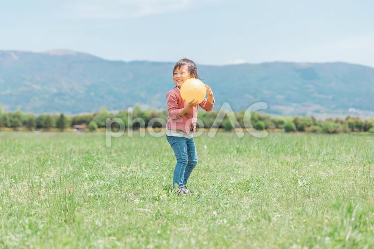 ボール遊びをするアジア人の子供（女の子） 遊ぶ,子供,ボール遊びの写真素材