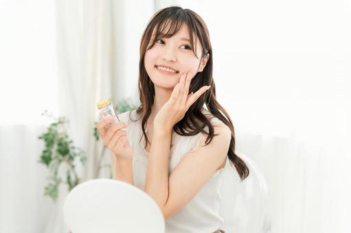 薬・サプリメントの瓶を持つ笑顔の女性 薬・サプリメントの瓶を持つ笑顔の女性 スキンケア,お肌,女性の写真素材