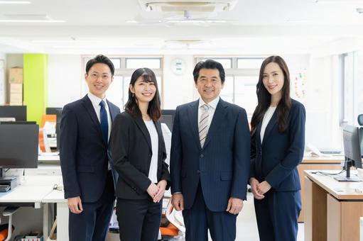 オフィスで仕事をする男女のビジネスマン オフィスで仕事をする男女のビジネスマン ビジネス,会議,ビジネスマンの写真素材