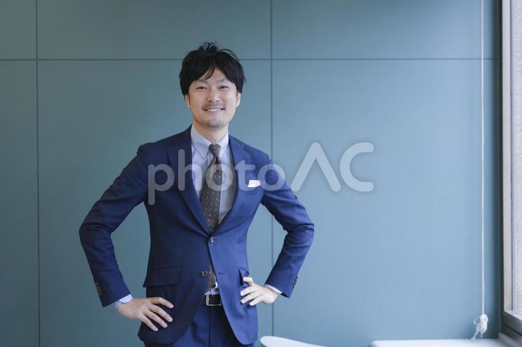 オフィスのビジネスマン男性 人物,学ぶ,投資の写真素材