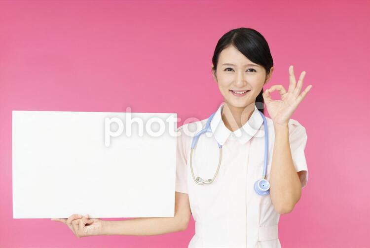 ホワイトボードを持つ笑顔の看護師 日本人,女性,人物の写真素材
