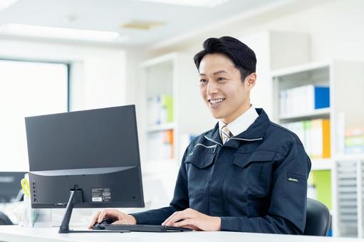 オフィスで働くエンジニア オフィスで働くエンジニア 作業員,エンジニア,作業服の写真素材