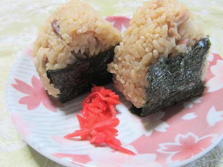 鳥飯のおにぎり 鳥飯のおにぎり 鶏肉,おにぎり,鳥飯の写真素材