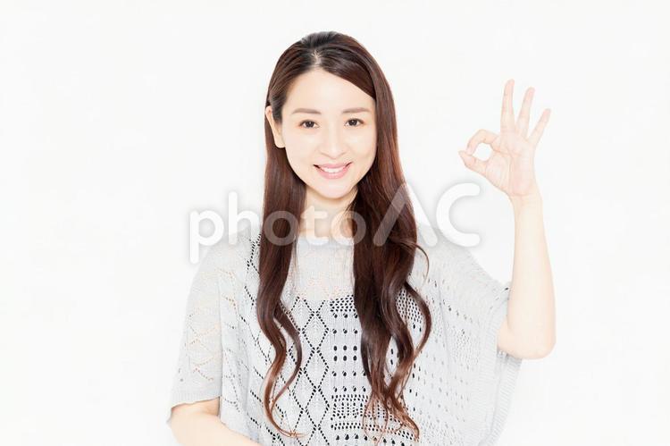 OKのポーズをするカジュアルな服を着た女性 ok,はい,大丈夫の写真素材