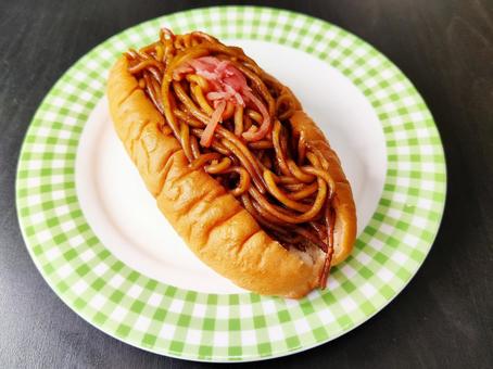 お皿に乗せた焼きそばパン お皿に乗せた焼きそばパンの写真