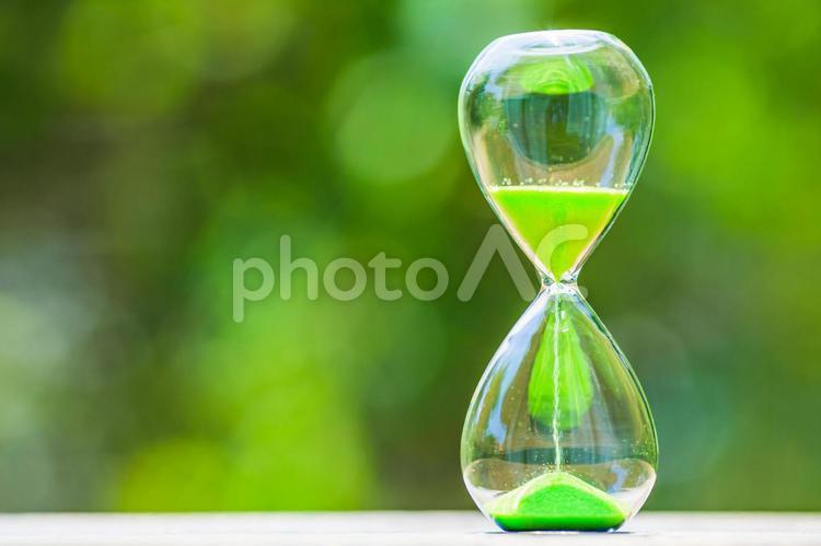 緑ぼかし背景と砂時計 砂時計,時計,時間の写真素材
