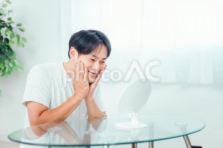 肌の調子がいい男性（笑顔） スキンケア,メンズ美容,笑顔の写真素材