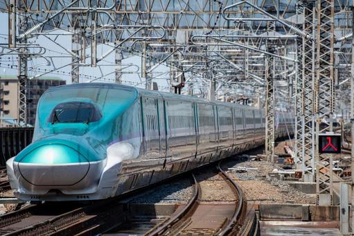 ホームに入線してくる東北青森新幹線E5系 ホームに入線してくる東北青森新幹線E5系 e5系,線路,駅の写真素材