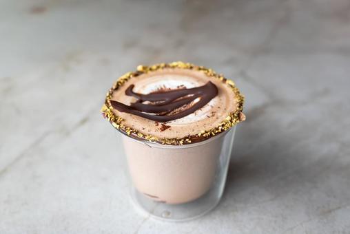 ピスタチオが彩るバレンタインラテ チョコ,ラテ,バレンタインの写真素材