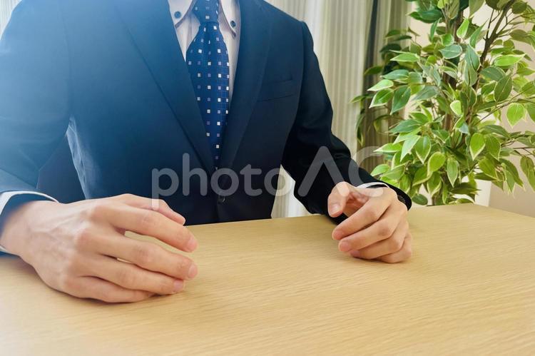 相談や問い合わせに答える男性 問い合わせ,相談,悩みの写真素材