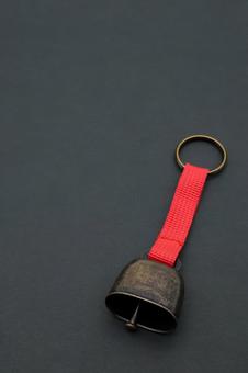 黒背景に熊除けの鈴 熊除け,鈴,アウトドアの写真素材