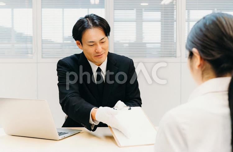 契約書にサインを求める白手袋をつけた男性 鑑定士,質屋,鑑定の写真素材