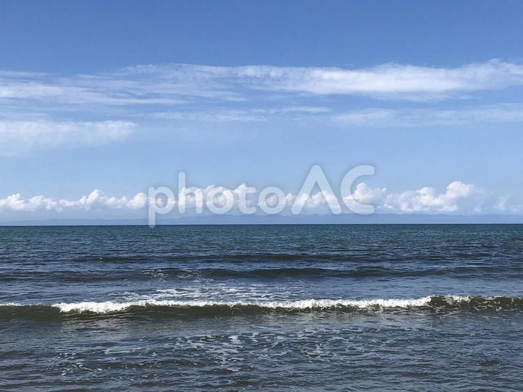 寺泊から見る日本海の世界遺産佐渡島 海岸,水辺,青の写真素材