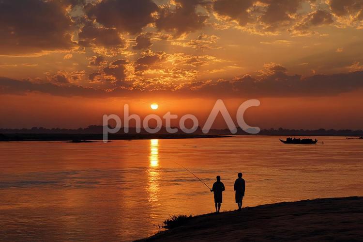 茜色の空と川が織りなす幻想的な夕暮れ 夕焼け,夕日,日没の写真素材