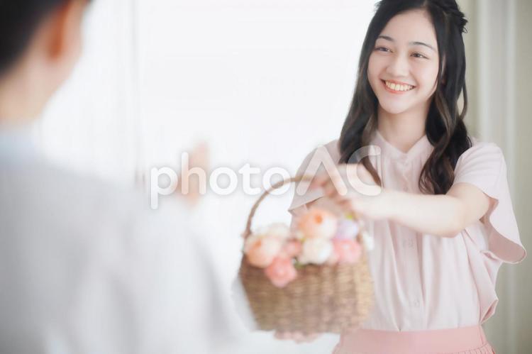 花籠を渡す女性 女性,笑顔,花籠の写真素材
