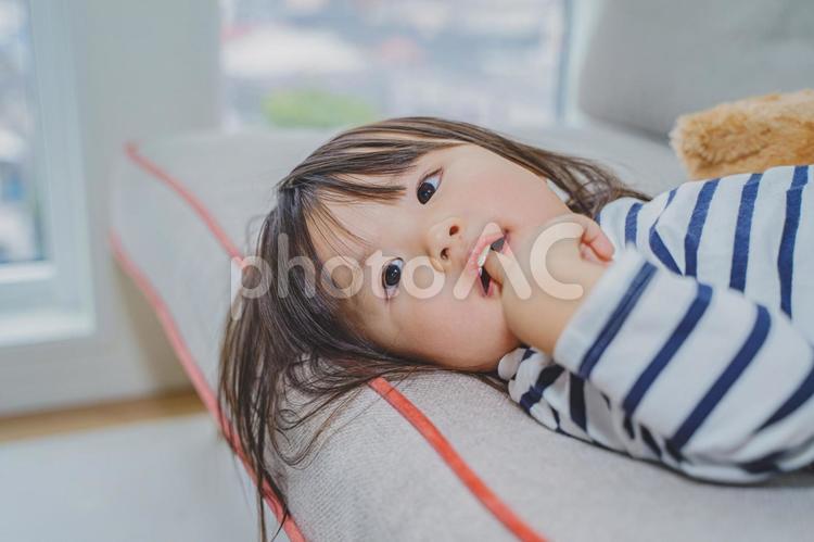 ソファーで寝る女の子のアップ 女性,昼寝,アップの写真素材