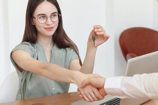 握手している女性 事務職,接客業,アドバイザーの写真素材