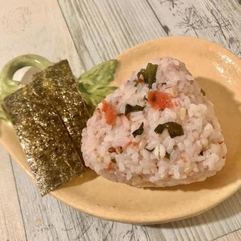 雑穀米とワカメと梅干しの混ぜおにぎり おにぎり,雑穀米,米の写真素材