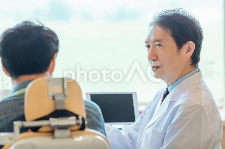男性医師と患者 歯医者,歯科医院,デンタルの写真素材
