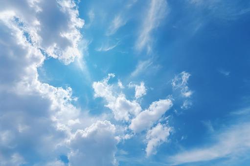 開放感あふれる空と雲の風景 開放感あふれる空と雲の風景の写真