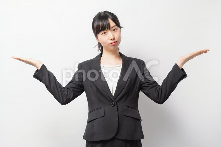 案内のジェスチャーをする若いビジネスウーマン 案内,女性,ビジネスウーマンの写真素材