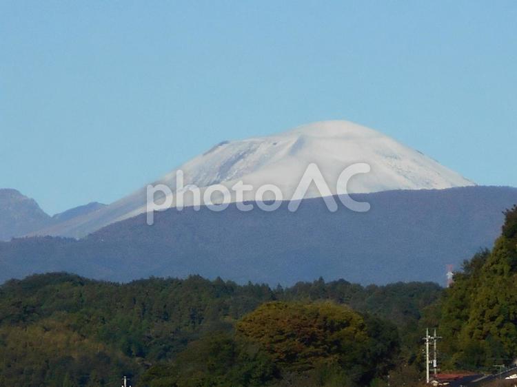 九十九川のほとりから見る初冠雪の浅間山 山,空,風景の写真素材