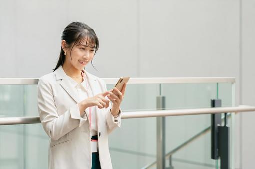 オフィスで働く若いビジネスウーマン オフィスで働く若いビジネスウーマン ビジネスウーマン,若い,女性の写真素材