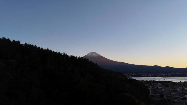 夕焼けの富士山と河口湖町11 富士山,日本,世界遺産の写真素材