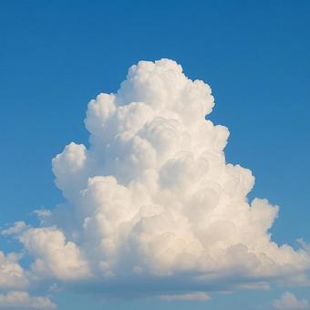 夏空にそびえる入道雲 夏空にそびえる入道雲の写真