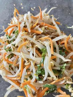 もやしと大葉とにんじんナムル もやしと大葉とにんじんナムル 手作り,惣菜,おかずの写真素材