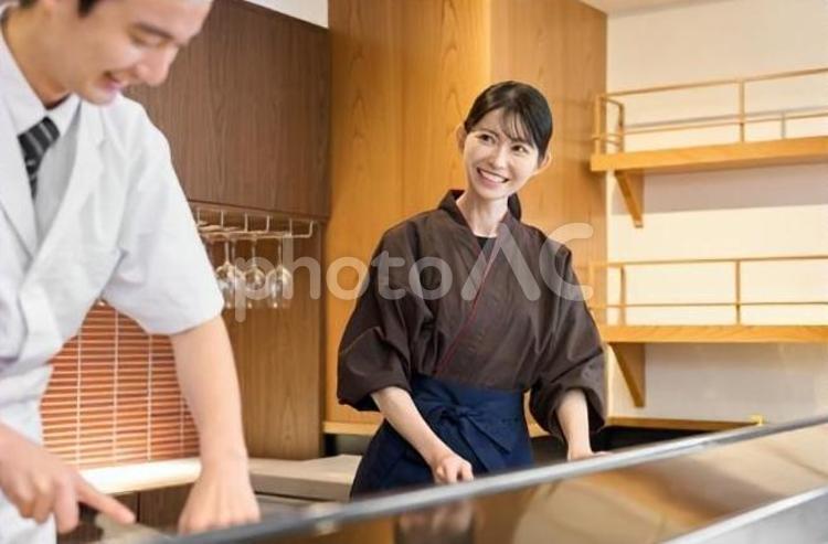 楽しく働く和食の従業員 男性,女性,中居の写真素材