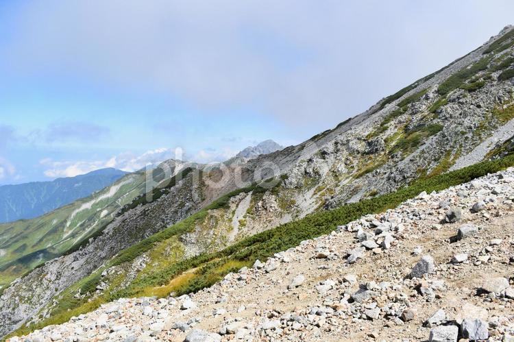 立山の登山風景（黒部アルペンルート） 空,雲,北アルプスの写真素材