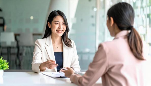 商談風景 顧客に提案する女性会社員 商談風景 顧客に提案する女性会社員の写真