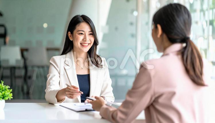 商談風景　顧客に提案する女性会社員 ビジネスウーマン,女性,セールスの写真素材