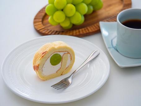 シャインマスカットロールケーキ、珈琲 シャインマスカットロールケーキ、珈琲 シャインマスカット,ロールケーキ,コーヒーの写真素材