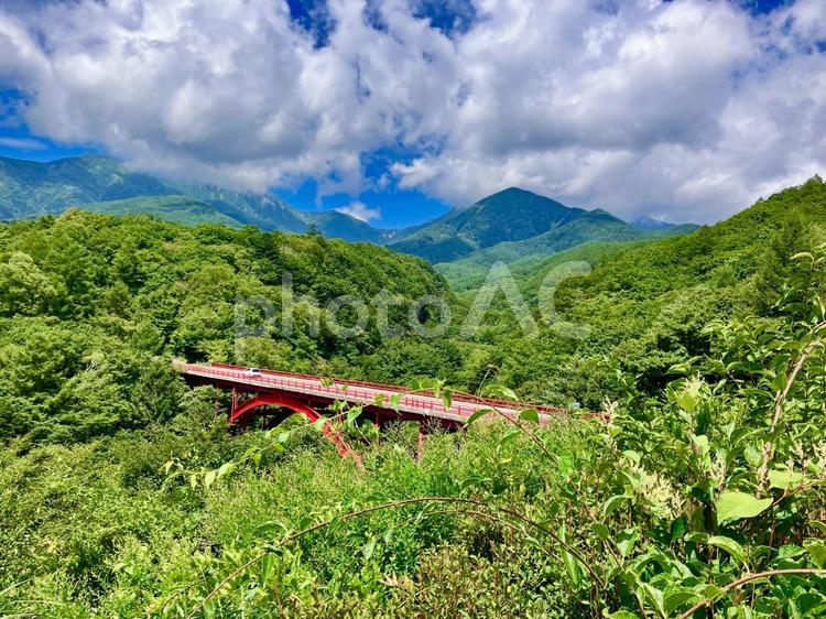 雄大な自然と赤い橋 雄大な自然と赤い橋 橋,赤い橋,東沢大橋の写真素材