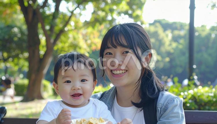 公園でおやつを食べる親子 家族,赤ちゃん,ファミリーの写真素材