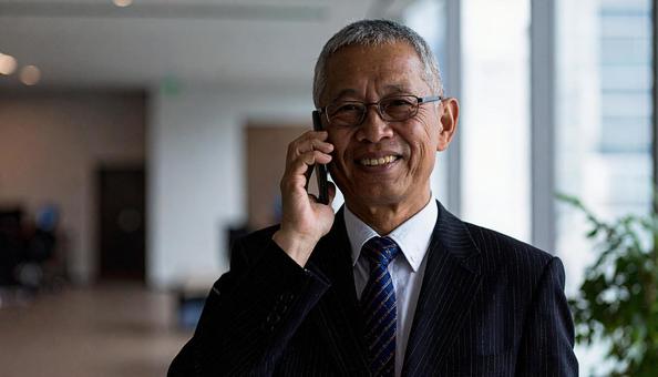 電話するサラリーマンの写真