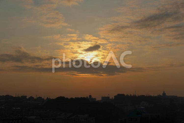 夕焼け空と街のシルエット 夕焼け,夕焼け空,夕暮れの写真素材