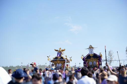 賑わう祭りと御神輿 賑わう祭りと御神輿の写真