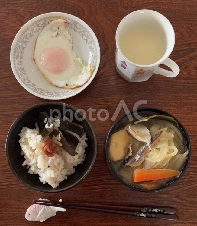 昆布炊き込みご飯にかつお梅などの朝食 朝食,朝ご飯,あきたこまちの写真素材