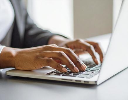 ノートパソコンを操作するの写真